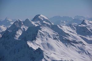 hermoso paisaje de montaña en invierno foto