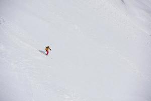 esquiador de freeride esquiando en nieve polvo profunda foto