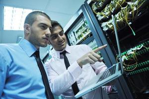 ingenieros de TI en la sala de servidores de red foto