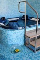 jacuzzi interior en spa foto