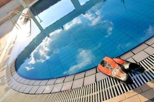 buceo en el borde de la piscina al aire libre foto