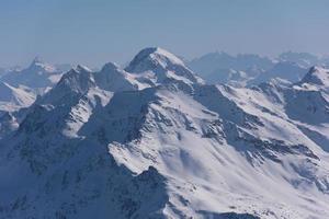 hermoso paisaje de montaña en invierno foto