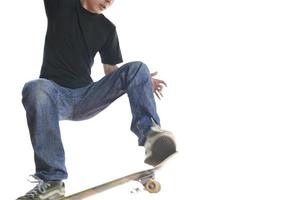 niño practicando skate en un skate park - aislado foto