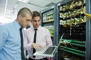 ingenieros de TI en la sala de servidores de red foto