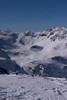 hermoso paisaje de montaña en invierno foto