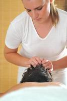 masaje de cabeza y cabello en el centro de spa y bienestar foto