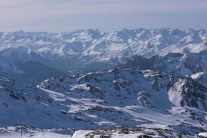 hermoso paisaje de montaña en invierno foto