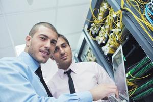 ingenieros de TI en la sala de servidores de red foto