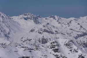 hermoso paisaje de montaña en invierno foto