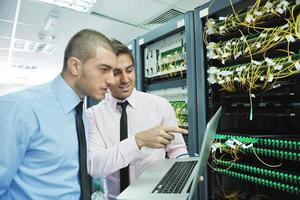 ingenieros de TI en la sala de servidores de red foto