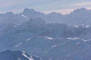 hermoso paisaje de montaña en invierno foto