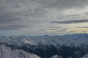 vista panorámica de las montañas de invierno foto