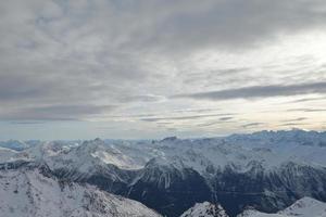 vista panorámica de las montañas de invierno foto