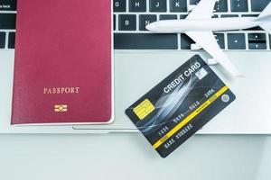 tarjeta de crédito y pasaporte en el teclado foto