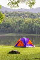 carpa domo acampar al lado del lago foto