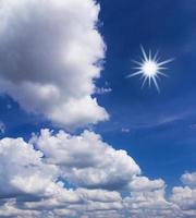 cielo azul con nubes blancas y sol foto