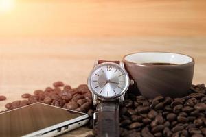 concepto de tiempo de café, granos de café y taza de café foto