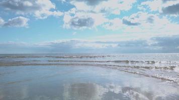 ondas suaves na praia em câmera lenta video