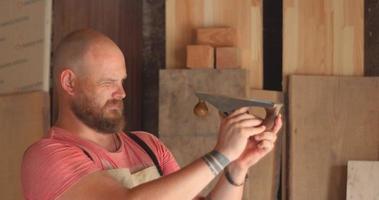 maestro carpintero haciendo ajustes a una cepilladora manual para carpintería video
