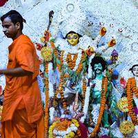 kolkata, india, 29 de septiembre de 2021 - diosa durga con aspecto tradicional en una vista de cerca en un durga puja de kolkata del sur, ídolo de durga puja, el festival hindú más grande de la india foto