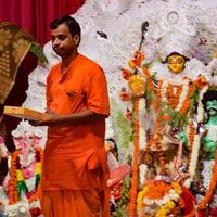 kolkata, india, 29 de septiembre de 2021 - diosa durga con aspecto tradicional en una vista de cerca en un durga puja de kolkata del sur, ídolo de durga puja, el festival hindú más grande de la india foto