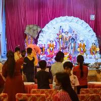 kolkata, india, 29 de septiembre de 2021 - diosa durga con aspecto tradicional en una vista de cerca en un durga puja de kolkata del sur, ídolo de durga puja, el festival hindú más grande de la india foto