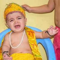 lindo niño indio disfrazado de pequeño señor krishna con motivo del festival radha krishna janmastami en delhi india foto