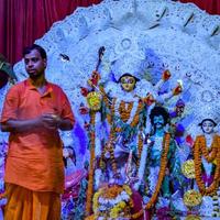 kolkata, india, 29 de septiembre de 2021 - diosa durga con aspecto tradicional en una vista de cerca en un durga puja de kolkata del sur, ídolo de durga puja, el festival hindú más grande de la india foto