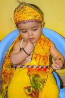 lindo niño indio disfrazado de pequeño señor krishna con motivo del festival radha krishna janmastami en delhi india foto