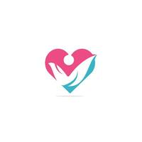 diseño de logotipo de concepto de cuidado de personas creativas. humano en el diseño del logo del corazón, vector de gente feliz.