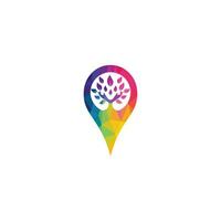 árbol de mano y diseño de logotipo pin gps. localizador de spa y salón o centro de salud. vector