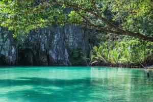 hermosa laguna con agua turquesa. puerto princesa, palawan, filipinas. foto