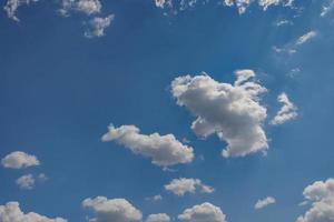 hermoso cielo azul y nubes de fondo natural. idílico feliz cielo azul luz del sol suave foto