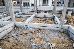 Instalación del sistema de tuberías de control de plagas en los cimientos de construcción de casas nuevas para la protección de termitas foto