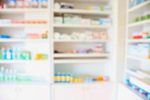 estantes de farmacia llenos de medicamentos fondo borroso foto