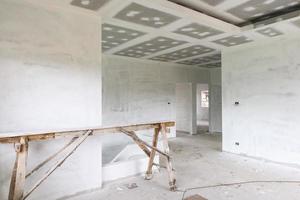 interior de la habitación vacía con techo de placa de yeso en el sitio de construcción foto