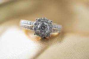 anillo de diamantes de joyería de lujo sobre fondo de oro foto