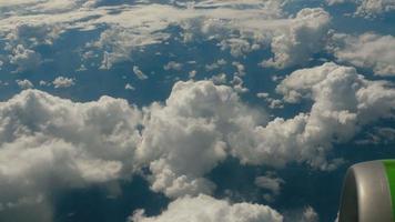 el avión gira a la derecha sobre las nubes antes de aterrizar en el aeropuerto de suvarnabhumi, tailandia video