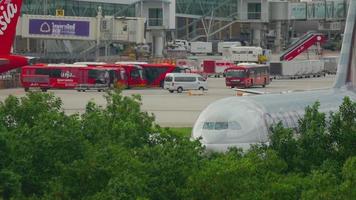 phuket, thailand 26. november 2016 - qatar airways airbus 330 a7 aci rollt vor abflug. Blick von der obersten Etage des Hotels Centara Grand West Sands Resort Phuket video