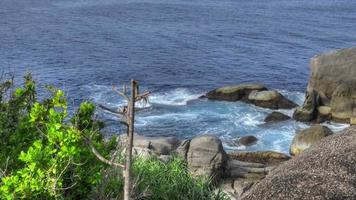 turkosa vågor rullade på klipporna, stranden på Koh Miang Island, Similan Islands, hdr-filmer video