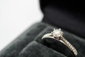 cierre el anillo de diamantes de boda de lujo en la caja de regalo de joyería foto