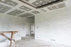 interior de la habitación vacía con techo de placa de yeso en el sitio de construcción foto