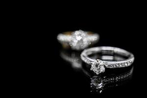 Cerrar joyería anillo de diamantes sobre fondo negro con reflejo foto