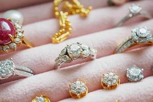 collares de anillo de zafiro de piedras preciosas de diamantes de oro y plata y aretes de perlas en caja de joyería de lujo foto