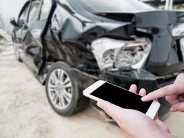 mujer usando teléfono móvil después de un accidente automovilístico foto