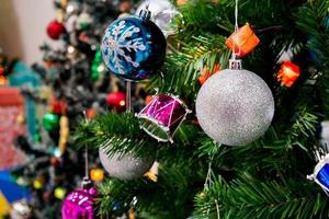 árbol de navidad decorado con adornos coloridos sobre fondo borroso de luz bokeh brillante foto