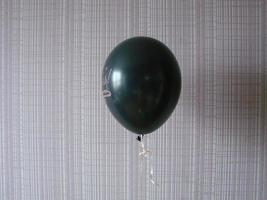 globo negro con palabras feliz cumpleaños sobre fondo amarillo, espacio para texto foto