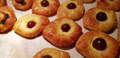 Surtido de hojaldre dulce recién horneado relleno de fruta y mermelada y hojaldre relleno de chocolate danés foto