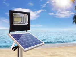 Los focos fotovoltaicos utilizan energía solar. junto al mar playa concepto de energía pura foto