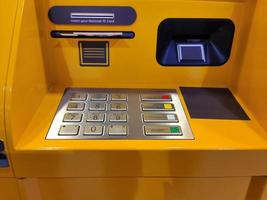 cajero automático para retirar dinero en efectivo convenientemente que los bancos brindan servicios en las tiendas de conveniencia. foto